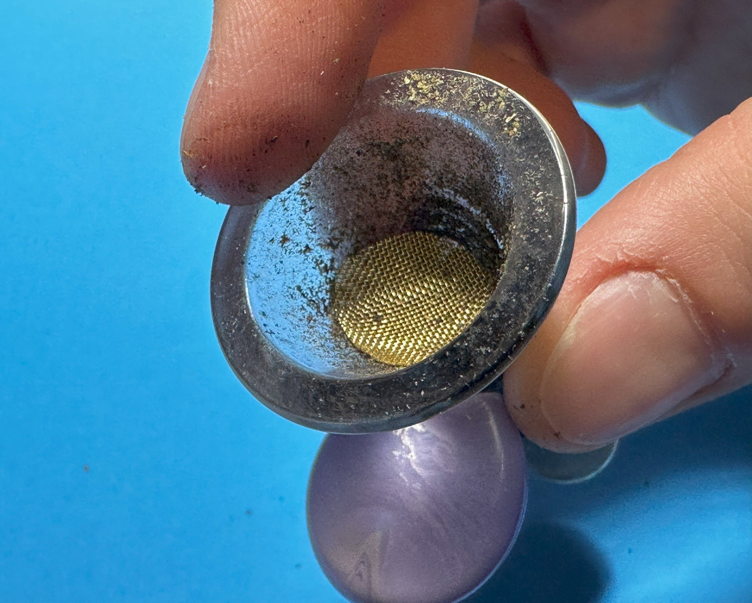 Attempting to put a brass screen in a glass bong bowl leads to poor results. The screen won't stay put and keeps popping out.